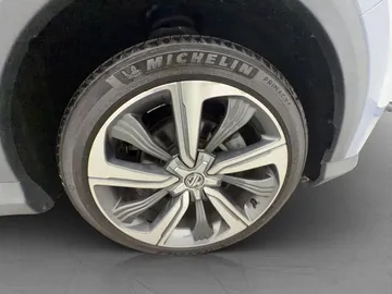 Car image 34