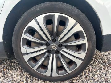 Car image 30