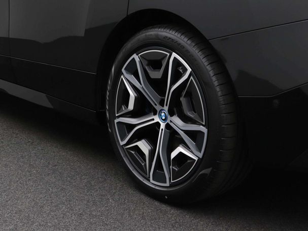 BMW iX xDrive40 240 kW image number 20