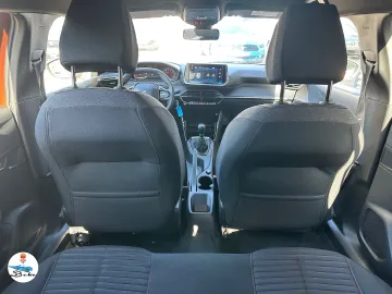 Car image 28