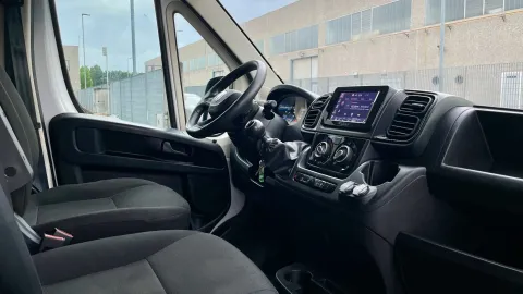 Car image 19