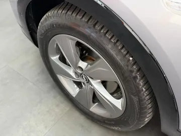 Car image 28
