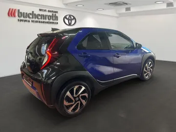 Car image 4