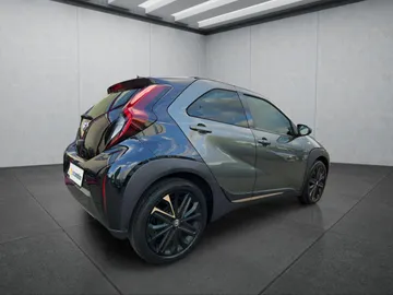 Car image 4