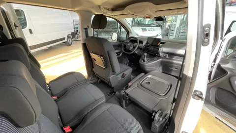 Car image 32