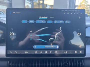 Car image 27
