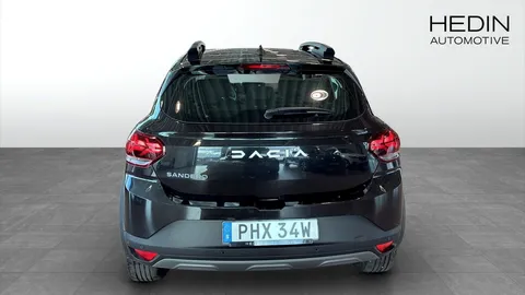 Car image 4