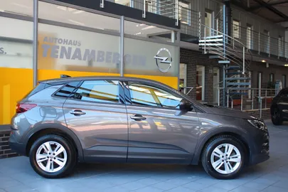 Car image 4