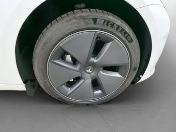 Car image 32