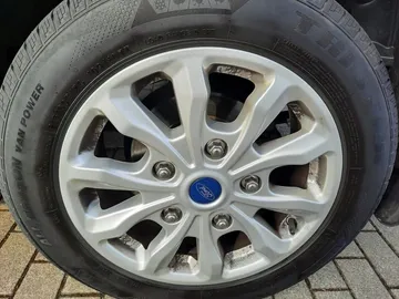 Car image 16