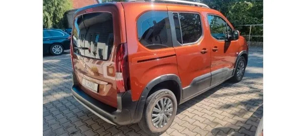 Car image 3