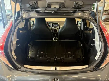 Car image 29
