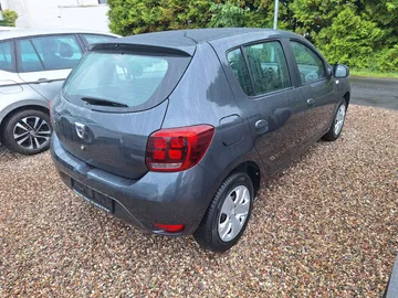 Car image 4