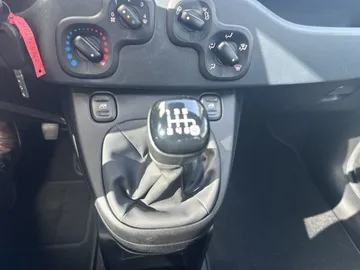 Car image 17