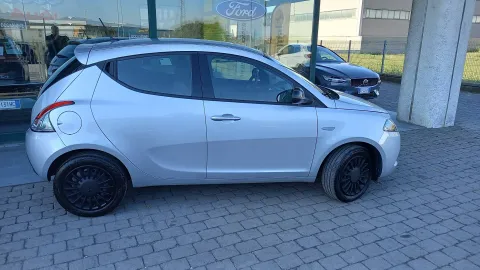 Car image 5