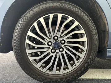 Car image 26
