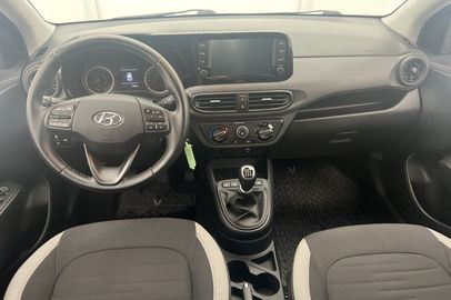 Car image 12