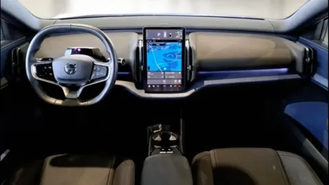 Car image 4