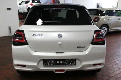 Car image 4