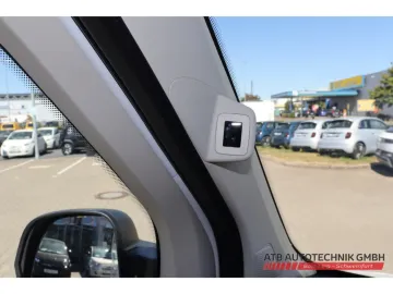 Car image 32