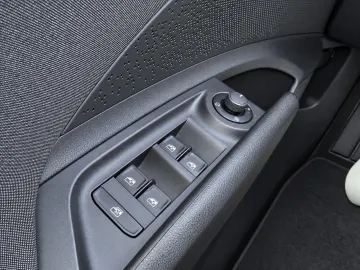 Car image 32