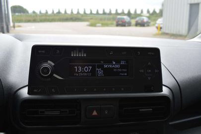 Car image 26