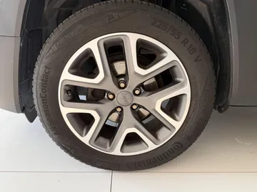 Car image 27