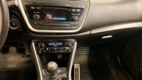 Car image 13