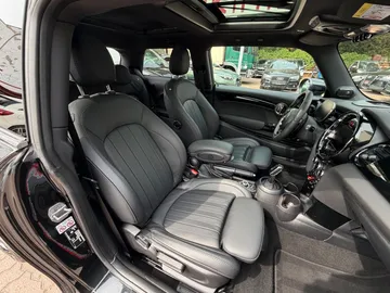 Car image 32