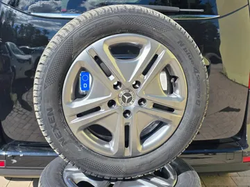 Car image 28