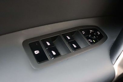 Car image 32