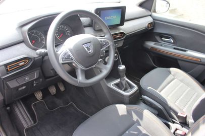 Car image 9