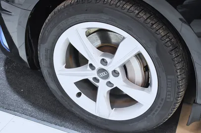 Car image 26