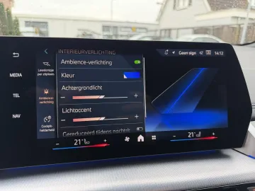 Car image 30