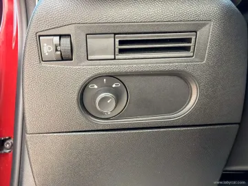 Car image 28