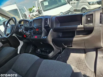Car image 32