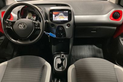 Car image 12