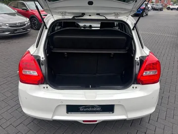 Car image 18