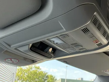 Car image 32