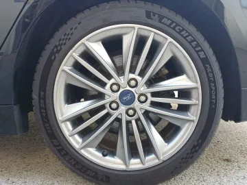 Car image 26