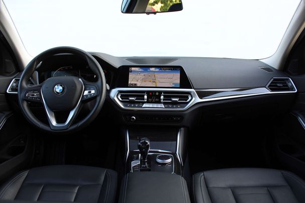 BMW 320i Touring Luxury Line 135 kW image number 4