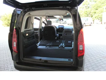 Car image 40