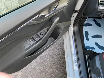 Car image 30