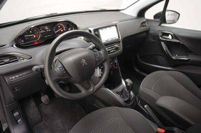 Car image 14