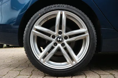 Car image 30