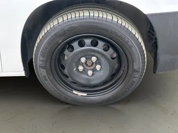 Car image 34