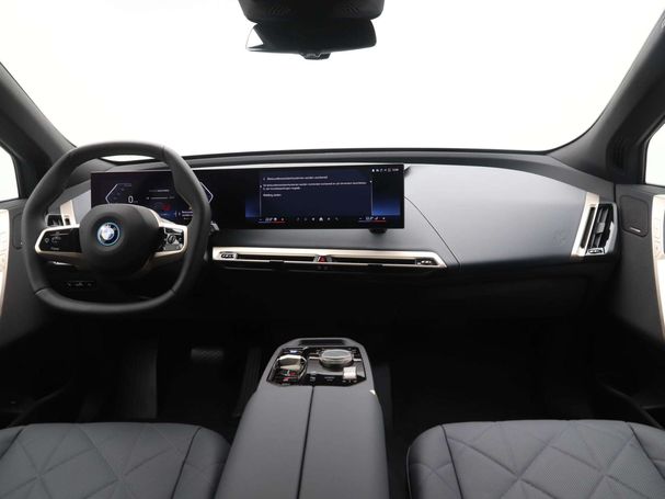 BMW iX xDrive40 241 kW image number 12