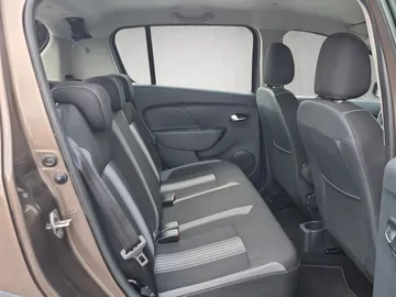 Car image 19