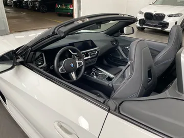Car image 19