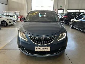 Car image 3